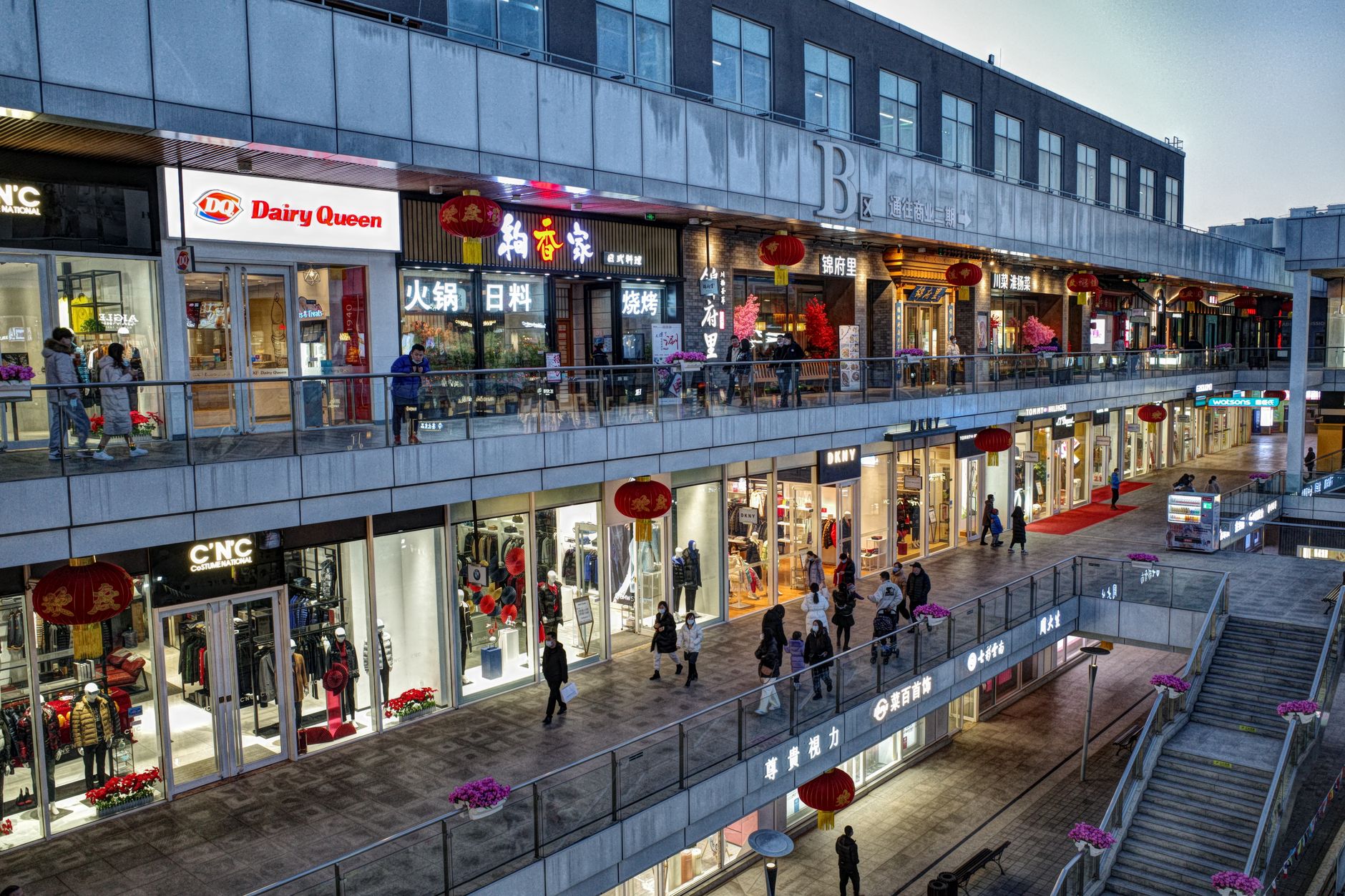 Consumer shopping experience in a modern Chinese retail environment
