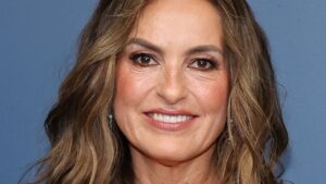 Woman with soft loose waves hairstyle at a formal event
